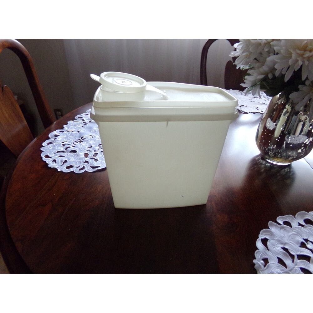 Vintage Tupperware cereal container Excellent